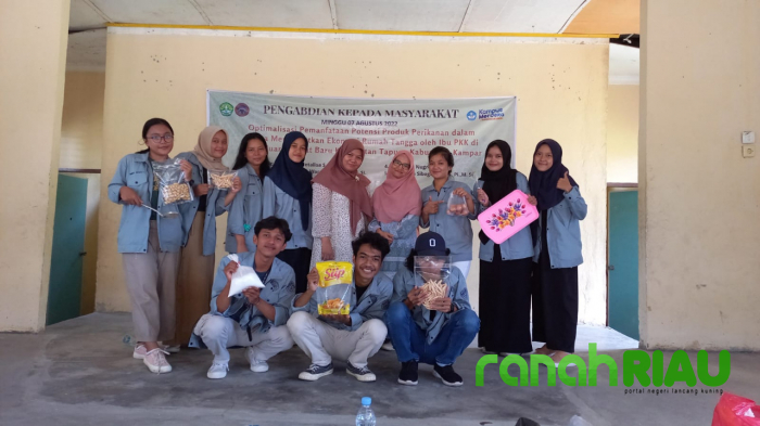 Dosen Dan Mahasiswa Kukerta UNRI fasilitasi Pengolahan ikan untuk PKK Desa Muara Mahat baru 